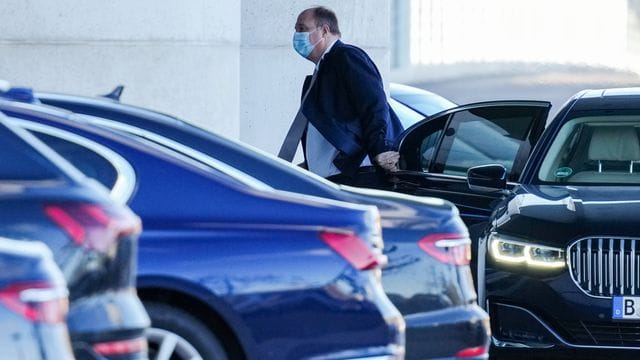 Der Chef des Bundeskanzleramtes und Bundesminister für besondere Aufgaben Helge Brauen bei seiner Ankunft im Bundeskanzleramt. Der Chef des Bundeskanzleramtes und Bundesminister für besondere Aufgaben Helge Brauen bei seiner Ankunft im Bundeskanzleramt.