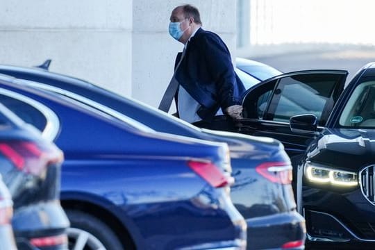 Der Chef des Bundeskanzleramtes und Bundesminister für besondere Aufgaben Helge Brauen bei seiner Ankunft im Bundeskanzleramt.