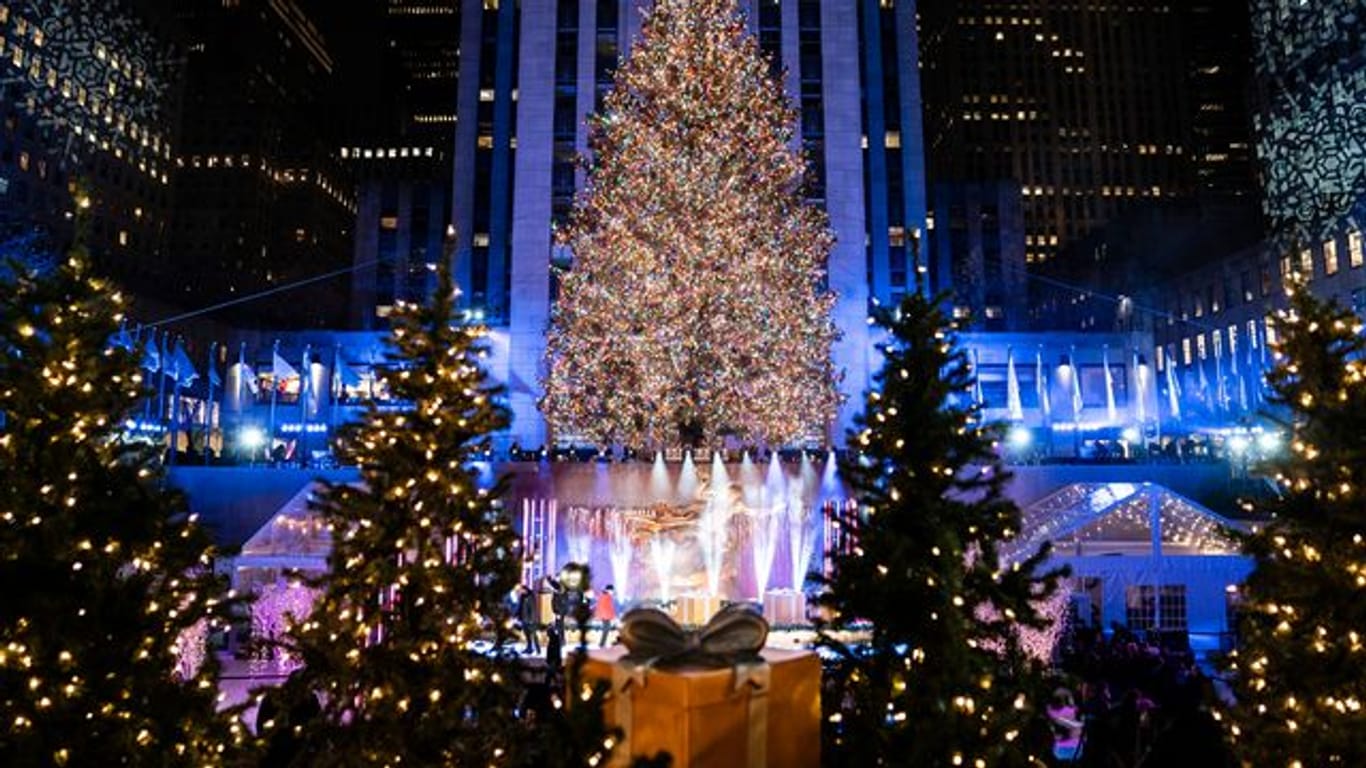 Im Rockefeller Center leuchtet der Weihnachtsbaum.