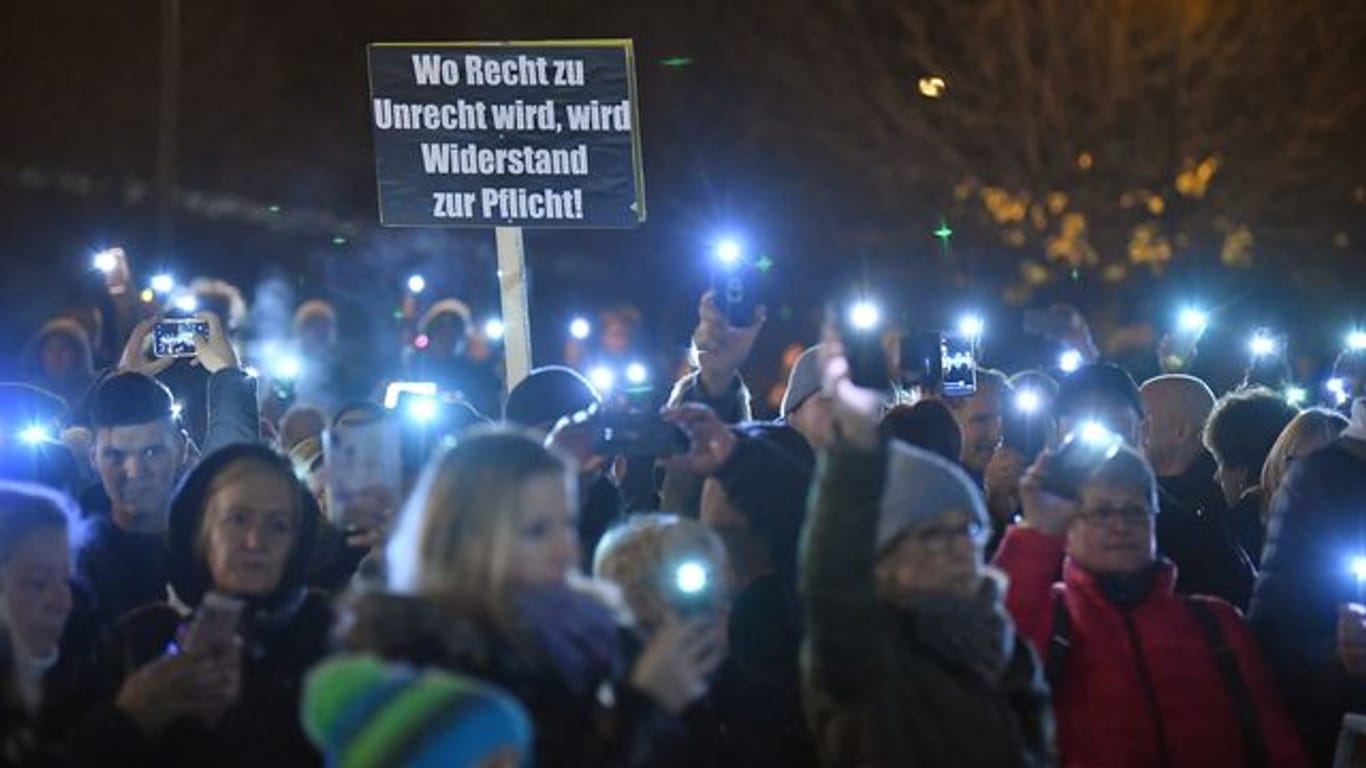Menschen demonstrieren vor dem Thüringer Landtag gegen die Corona-Maßnahmen.