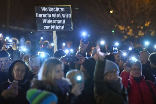 Menschen demonstrieren vor dem Thüringer Landtag gegen die Corona-Maßnahmen.