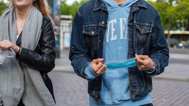 Jugendliche auf der Straße.