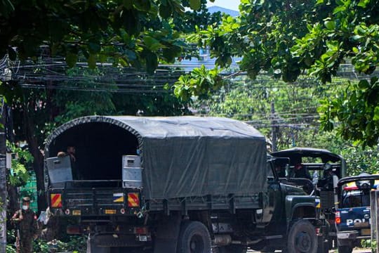 Ein Fahrzeug der Sicherheitskräfte auf einer Straße in Yangon, um eine Versammlung von Anti-Putsch-Demonstranten zu verhindern.