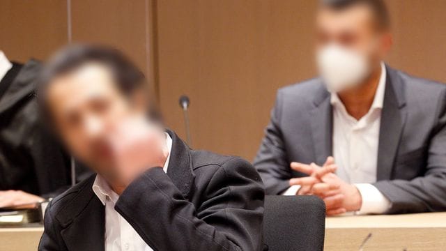 Den beiden Angeklagten wird vorgeworfen, das Vielfache der tatsächlich durgeführten Tests abgerechnet zu haben. Den beiden Angeklagten wird vorgeworfen, das Vielfache der tatsächlich durgeführten Tests abgerechnet zu haben.
