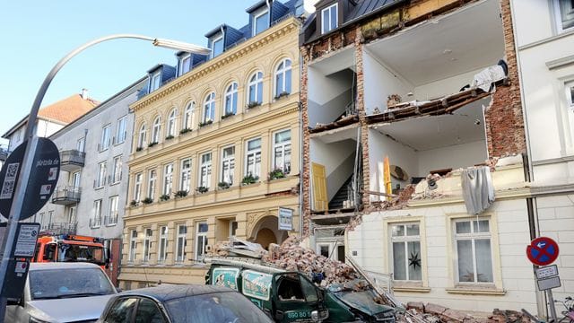 Explosion in Hamburg-Ottensen: Trümmer liegen auf einem Auto vor dem Haus, dessen Fassade eingestürzt ist. Explosion in Hamburg-Ottensen: Trümmer liegen auf einem Auto vor dem Haus, dessen Fassade eingestürzt ist.