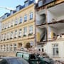 Explosionen - Fassade von Hamburger Wohnhaus stürzt ein: Zwei Verletzte