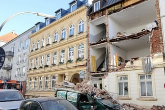 Explosion in Hamburg-Ottensen: Trümmer liegen auf einem Auto vor dem Haus, dessen Fassade eingestürzt ist.