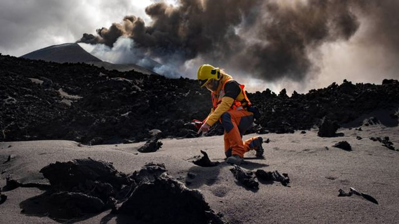 Ein Wissenschaftler des IGME-CSIC (Geologisches und Bergbauinstitut Spaniens des Spanischen Nationalen Forschungsrats) misst die Temperatur von Lava in der Nähe eines Vulkans auf der Kanarischen Insel La Palma.