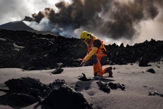 Ein Wissenschaftler des IGME-CSIC (Geologisches und Bergbauinstitut Spaniens des Spanischen Nationalen Forschungsrats) misst die Temperatur von Lava in der Nähe eines Vulkans auf der Kanarischen Insel La Palma.