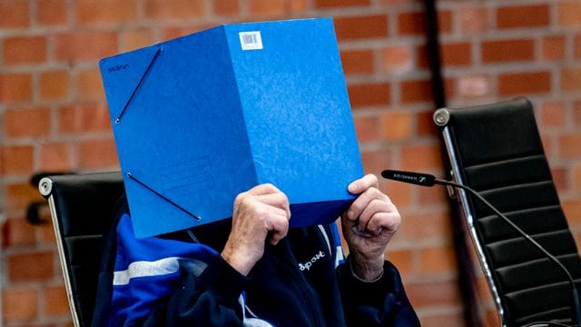 Der angeklagte ehemalige KZ-Wachmann im Gerichtssaal.
