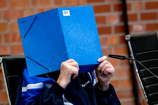 Der angeklagte ehemalige KZ-Wachmann im Gerichtssaal.