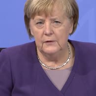 Angela Merkel in Berlin: Die geschäftsführende Kanzlerin stellt die neuen Corona-Regeln vor.