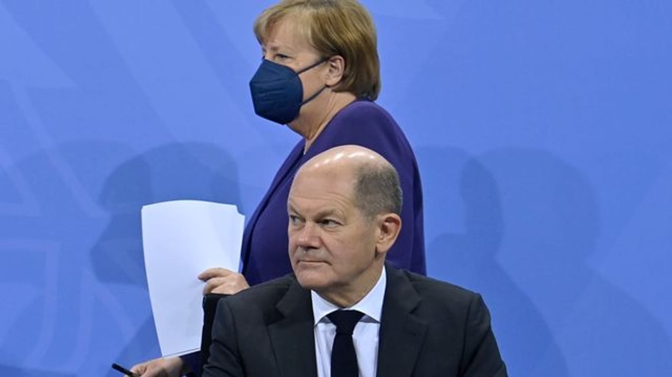 Angela Merkel und Olaf Scholz geben nach der Bund-Länder-Konferenz im Bundeskanzleramt eine Pressekonferenz.