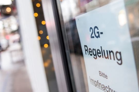 Ein Schild weist auf die "2G-Regelung" hin.