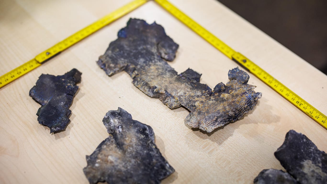 Überreste der Ummantelung der Fliegerbombe aus dem Zweiten Weltkrieg: Ein Passant war von einem Stein am Kopf getroffen worden.