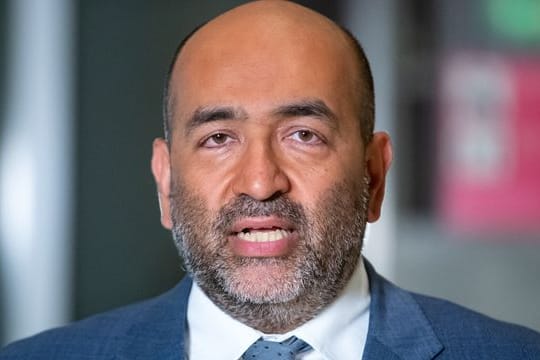 Omid Nouripour ist der erste, der seine Kandidatur für den Parteivorsitz der Grünen offiziell erklärt.