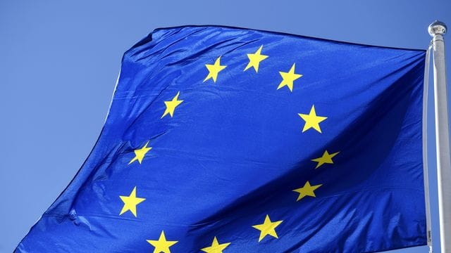 Der Rechtsstaatsmechanismus vor, dass EU-Staaten Mittel aus dem Gemeinschaftsbudget gekürzt werden können, wenn wegen Verstößen gegen rechtsstaatliche Prinzipien ein Missbrauch von EU-Geldern droht. Der Rechtsstaatsmechanismus vor, dass EU-Staaten Mittel aus dem Gemeinschaftsbudget gekürzt werden können, wenn wegen Verstößen gegen rechtsstaatliche Prinzipien ein Missbrauch von EU-Geldern droht.