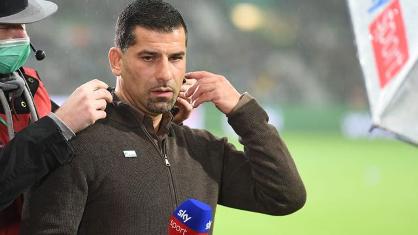 Bei Schalkes Trainer besteht der Verdacht auf eine Corona-Infektion: Trainer Dimitros Grammozis.