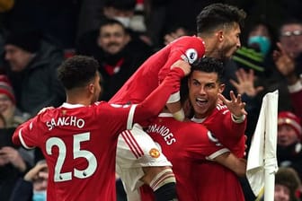 Cristiano Ronaldo (r) von Manchester United feiert den zweiten Treffer seiner Mannschaft gegen den FC Arsenal.