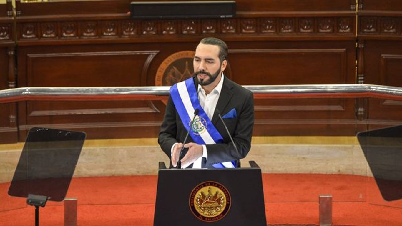 Der salvadorianische Präsident Nayib Bukele gestikuliert während seiner Rede vor dem Kongress anlässlich des Jahrestages des Endes seines zweiten Regierungsjahres.