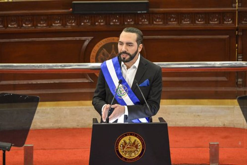 Der salvadorianische Präsident Nayib Bukele gestikuliert während seiner Rede vor dem Kongress anlässlich des Jahrestages des Endes seines zweiten Regierungsjahres.