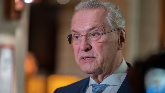 Joachim Herrmann, (CSU) Innenminister von Bayern, spricht zu Beginn der Innenministerkonferenz (IMK). Joachim Herrmann, (CSU) Innenminister von Bayern, spricht zu Beginn der Innenministerkonferenz (IMK).
