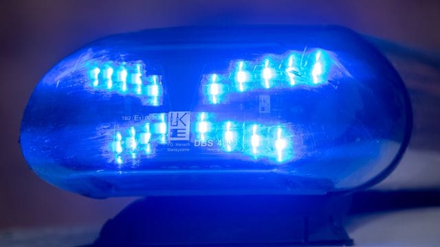 Das Blaulicht blinkt auf einem Polizeiwagen.
