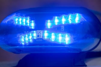 Das Blaulicht blinkt auf einem Polizeiwagen.