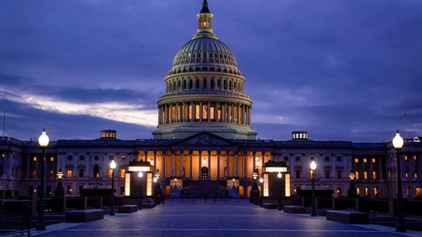 Das Licht in der Kuppel des Kapitols leuchtet und zeigt an, dass die Arbeit im Kongress weitergeht.