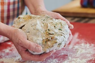 Behörden haben vor krankmachenden Bakterien in Mehl gewarnt.