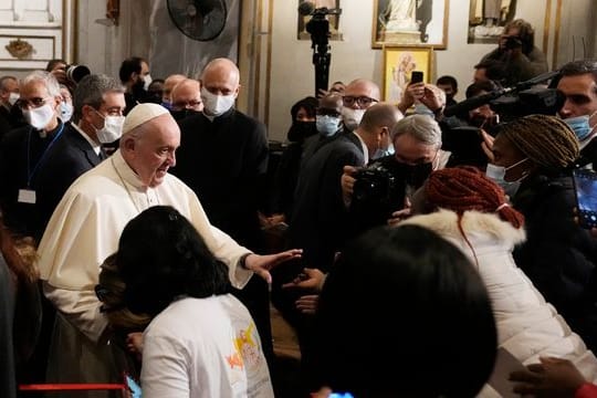 Papst Franziskus grüßt die Gläubigen am Ende eines ökumenischen Gebets mit Migranten in der Pfarrkirche des Heiligen Kreuzes.