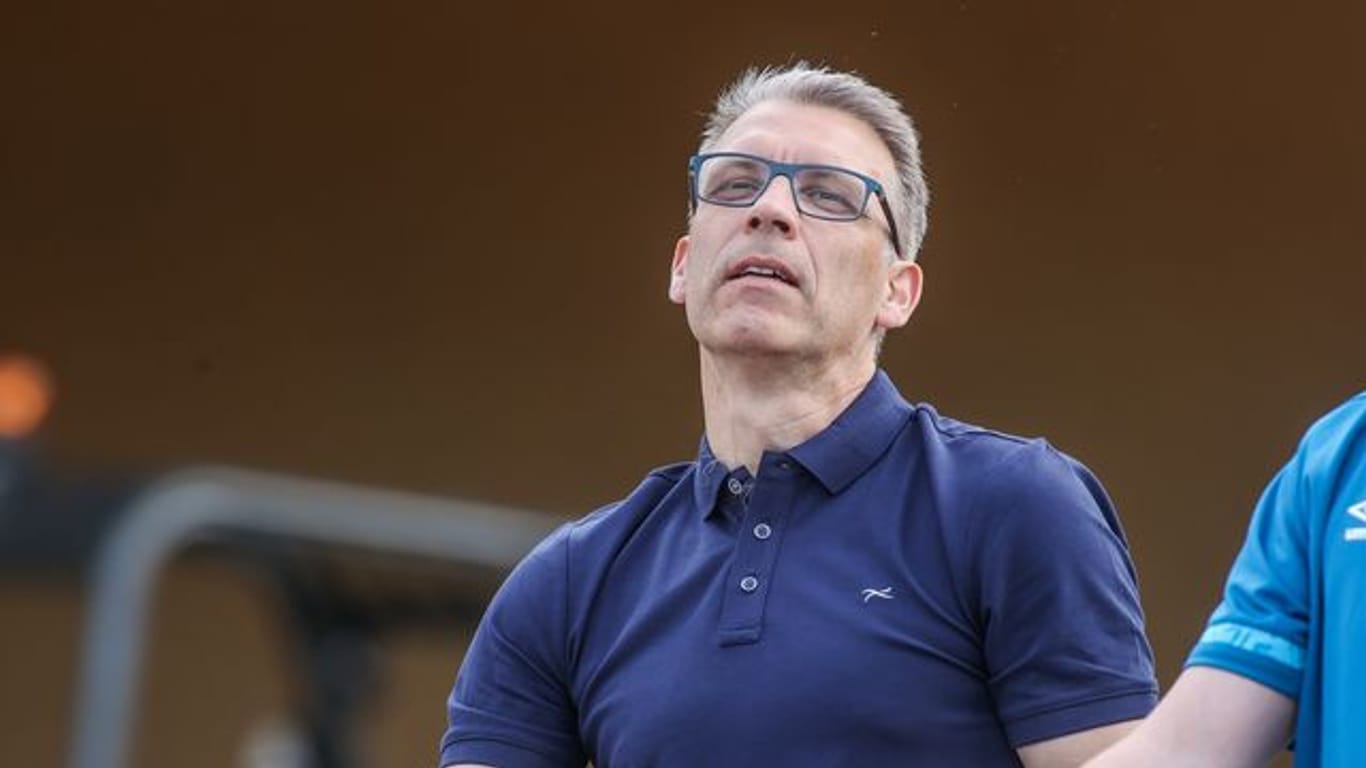 Ist mit Sportdirektor Rouven Schröder sehr zufrieden: Schalkes Sportvorstand Peter Knäbel.