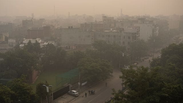 Morgendlicher Dunst und Smog umhüllen die Skyline in Neu-Delhi.