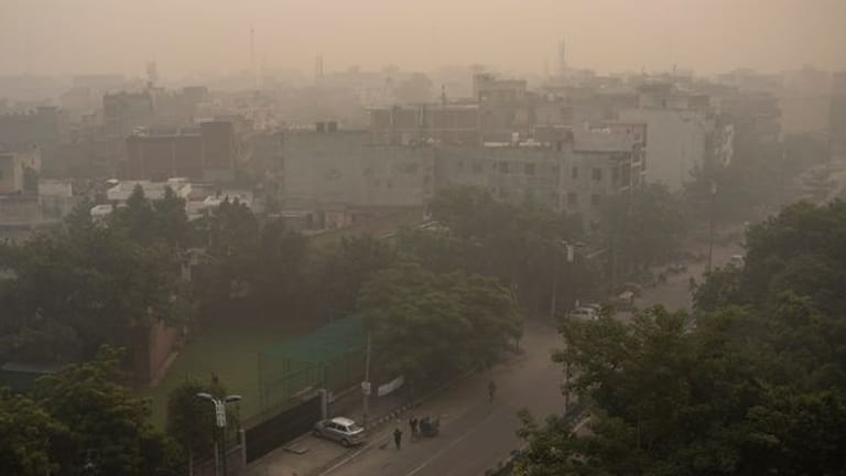 Morgendlicher Dunst und Smog umhüllen die Skyline in Neu-Delhi.