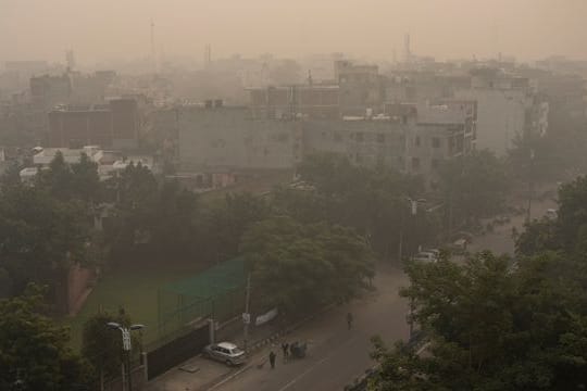 Morgendlicher Dunst und Smog umhüllen die Skyline in Neu-Delhi.