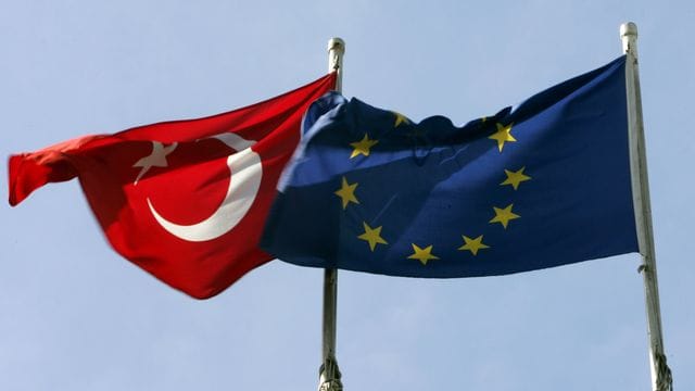 Die türkische und die europäische Flagge.