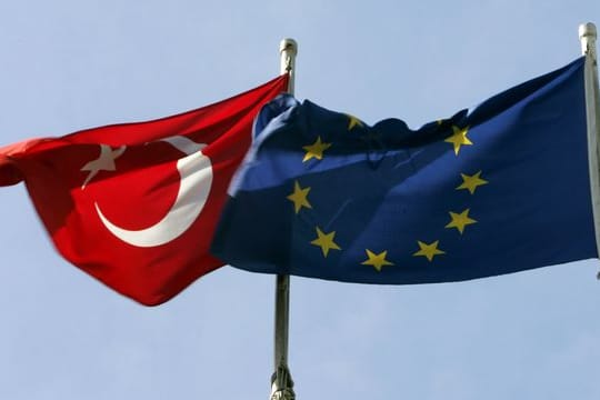 Die türkische und die europäische Flagge.