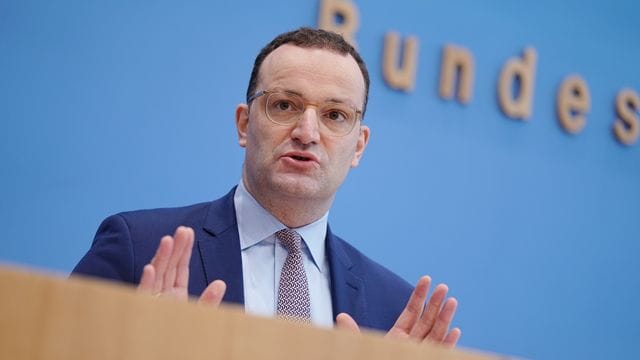 Der geschäftsführende Gesundheitsminister Jens Spahn spricht über die Entwicklung in der Corona-Pandemie. Der geschäftsführende Gesundheitsminister Jens Spahn spricht über die Entwicklung in der Corona-Pandemie.
