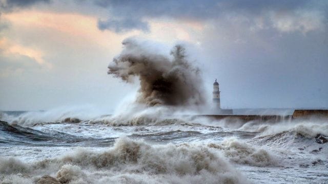 Wellenbrecher vor dem Leuchtturm Seaham in der Grafschaft County Durham in Großbritannien. Wellenbrecher vor dem Leuchtturm Seaham in der Grafschaft County Durham in Großbritannien.