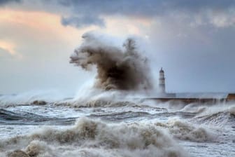 Wellenbrecher vor dem Leuchtturm Seaham in der Grafschaft County Durham in Großbritannien.