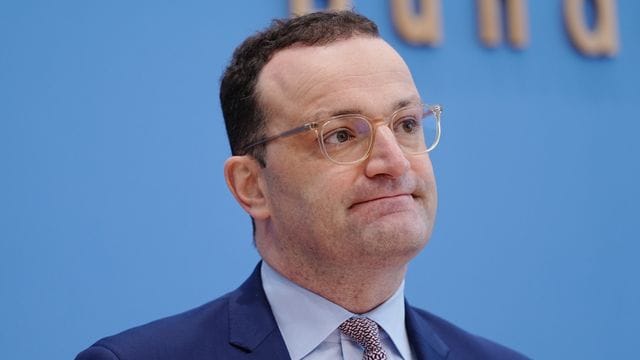 Mahnt die Umsetzung von Corona-Schutzregeln in den Fußball-Stadien an: Jens Spahn. Mahnt die Umsetzung von Corona-Schutzregeln in den Fußball-Stadien an: Jens Spahn.
