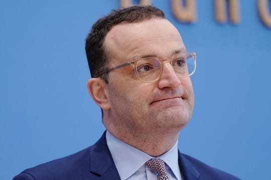 Mahnt die Umsetzung von Corona-Schutzregeln in den Fußball-Stadien an: Jens Spahn.