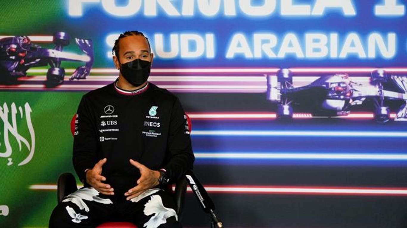 Sieht die Formel-1-Premiere in Saudi-Arabien mit gemischten Gefühlen entgegen: Lewis Hamilton.