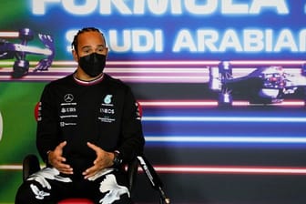 Sieht die Formel-1-Premiere in Saudi-Arabien mit gemischten Gefühlen entgegen: Lewis Hamilton.