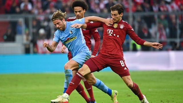 Der FC Bayern München muss vor dem Bundesliga-Topspiel weiter um den angeschlagenen Nationalspieler Leon Goretzka (r) bangen. Der FC Bayern München muss vor dem Bundesliga-Topspiel weiter um den angeschlagenen Nationalspieler Leon Goretzka (r) bangen.