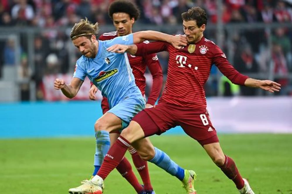 Der FC Bayern München muss vor dem Bundesliga-Topspiel weiter um den angeschlagenen Nationalspieler Leon Goretzka (r) bangen.