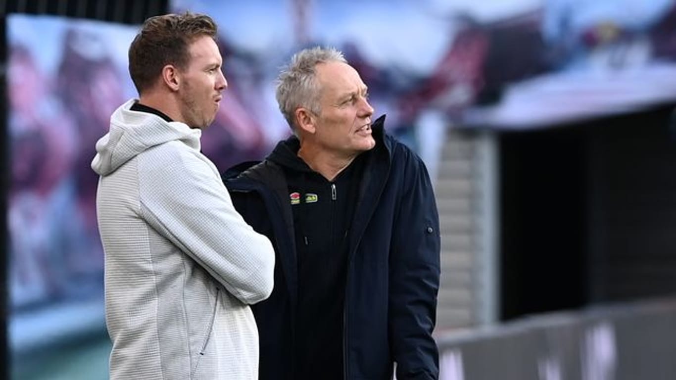 Schätzen sich gegenseitig: Bayern-Trainer Julian Nagelsmann (l) und Freiburg-Coach Christian Streich.