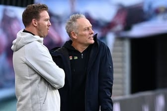 Schätzen sich gegenseitig: Bayern-Trainer Julian Nagelsmann (l) und Freiburg-Coach Christian Streich.