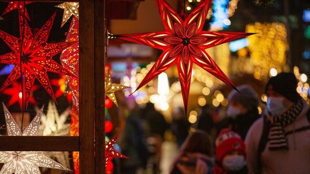 Familie auf Weihnachtsmarkt Familie auf Weihnachtsmarkt