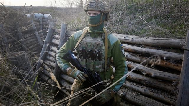 Ein ukrainischer Soldat befindet sich in einer Kampfstellungen an der Grenze zum pro-russischen Separatistengebiet.